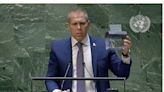 Isolado, embaixador de Israel tritura Carta da ONU após adoção de resolução pró-Palestina