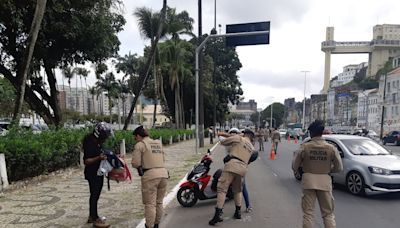 Governo Lula vai editar nova regra sobre abordagens policiais a suspeitos, uso de armas e algemas