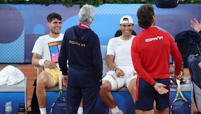 Nadal entrena hoy junto a Carlos Alcaraz con un vendaje en su muslo derecho