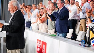 Espadas reivindica como "presidentes" a Chaves y Griñán: Serán "bienvenidos" en el PSOE tras la "losa" de los ERE