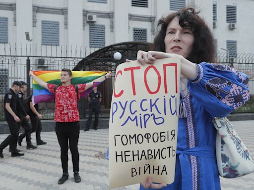 Miedo, tortura y humillaciones: las minorías sexuales en la Ucrania ocupada por Rusia