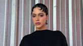 Top, micromini y piel a la vista: Tini Stoessel llegó a Los Ángeles con un look de alto impacto