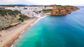 La Santorini de Portugal, uno de los pueblos costeros más pintorescos de Europa