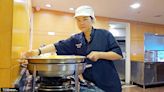 中高齡婦女陳美華從PCB產業跨界飯店廚師