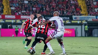 Alajuelense saca ventaja mínima ante Saprissa en un partido caótico | Teletica