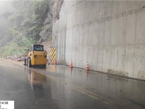 午後雷雨狂炸 阿里山台18明隧道口落石不斷 - 生活