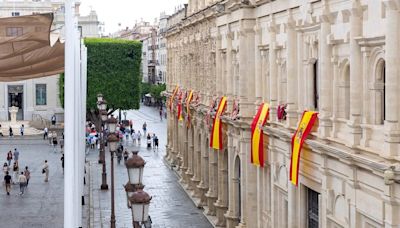 El Ayuntamiento engalana su fachada para celebrar los diez años de la proclamación del Rey Felipe VI