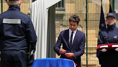 Francia homenajea a los 2 guardas asesinados en la fuga de un reo: "No habrá impunidad"