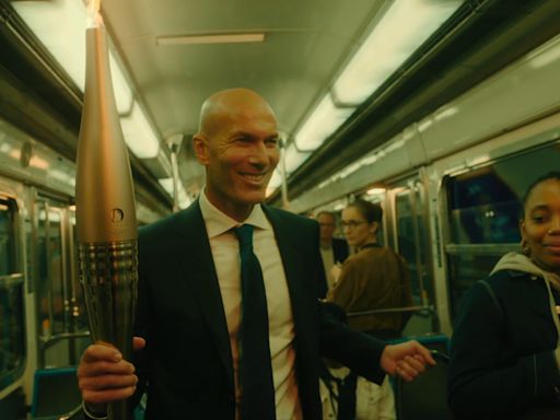 Juegos Olímpicos: el video con Zinedine Zidane corriendo por las calles de París con la antorcha