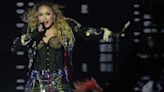 Madonna atrasa mais de uma hora, mas encanta com homenagens, Anitta e Pabllo no palco