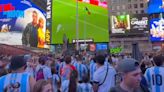 Hinchas chilenos ‘interrumpen’ el banderazo de Argentina en Times Square: el momento ya es viral en redes