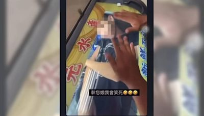 屁孩躺超商冰櫃惡搞！害食品下架消毒 業者報警：不排除提告