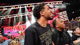 Tyrese Haliburton y Jalen Brunson, en evento de WWE