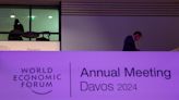 Presidentes ejecutivos temen por sus empresas de cara a Davos por riesgos climáticos y de IA: sondeo