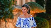 La reina Letizia estrena un precioso vestido estampado de escote 'Bardot' y firma sorpresa