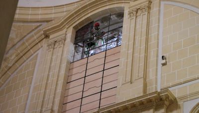 "Miles de vidrios unidos entre sí y pintados uno a uno a mano": Juan de Dios de la Hoz destaca la importancia de las vidrieras de la catedral de Murcia