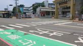 台南實體人行道難推 學生被迫走車道