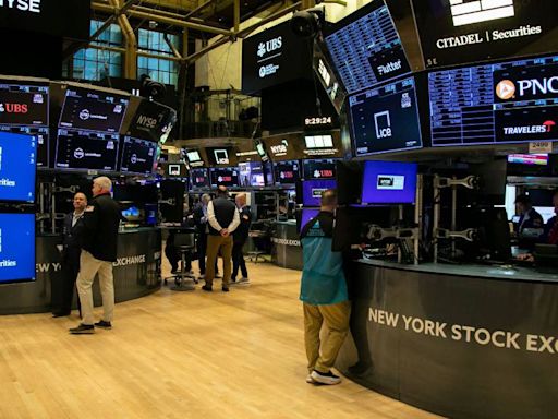 Wall Street abre en tono mixto; Nasdaq gana 0.32%, pero Dow Jones cae