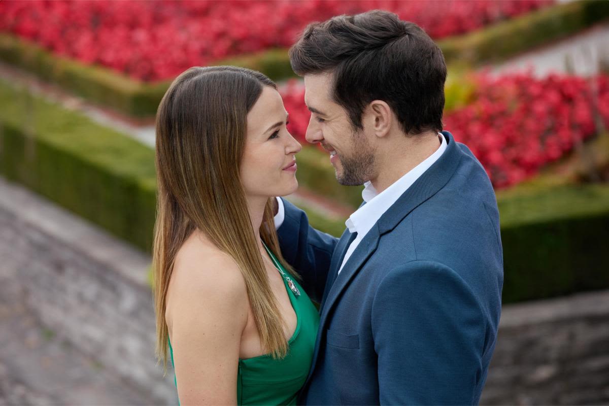 Jocelyn Hudon and Dan Jeannotte Take a Tumble Into Romance in 'Falling in Love in Niagara'