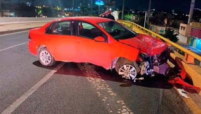 Conductor abandona su automóvil tras chocarlo