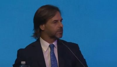 Lacalle Pou apuntó contra Milei en la cena de la Fundación Libertad: “El Estado te tiene que hacer ‘piecito’”