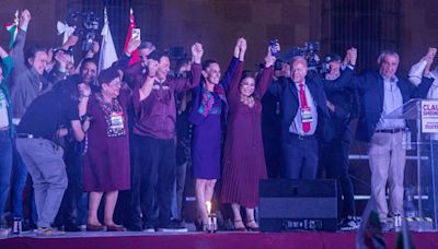 En fotos: Claudia Sheinbaum y Clara Brugada festejan en el Zócalo