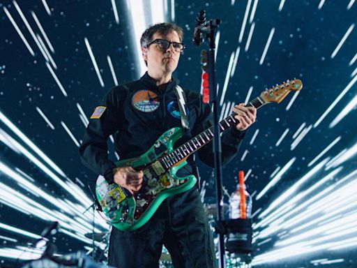 Weezer Launches Voyage to the Blue Planet Tour: Photos, Set List