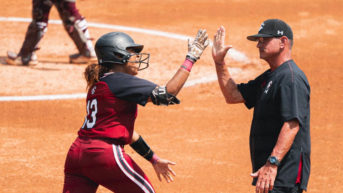 South Carolina softball falls to Texas A&M 3-2