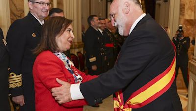 El chef José Andrés, condecorado por la Armada con la Gran Cruz del Mérito Naval con distintivo blanco