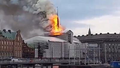 Dinamarca: arde antiguo edificio de la bolsa de valores, construido en el siglo XVII