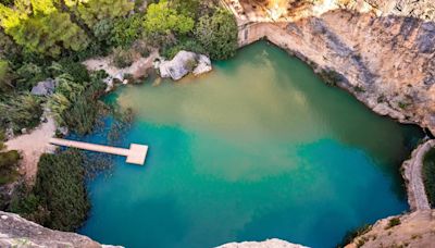 La bonita piscina natural entre paredes verticales en Valencia: se llega por una increíble ruta a través de puentes colgantes