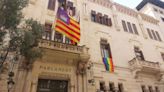 Vox acude a los tribunales para que ordenen la retirada de la bandera LGTBI en el Parlament como medida cautelarísima