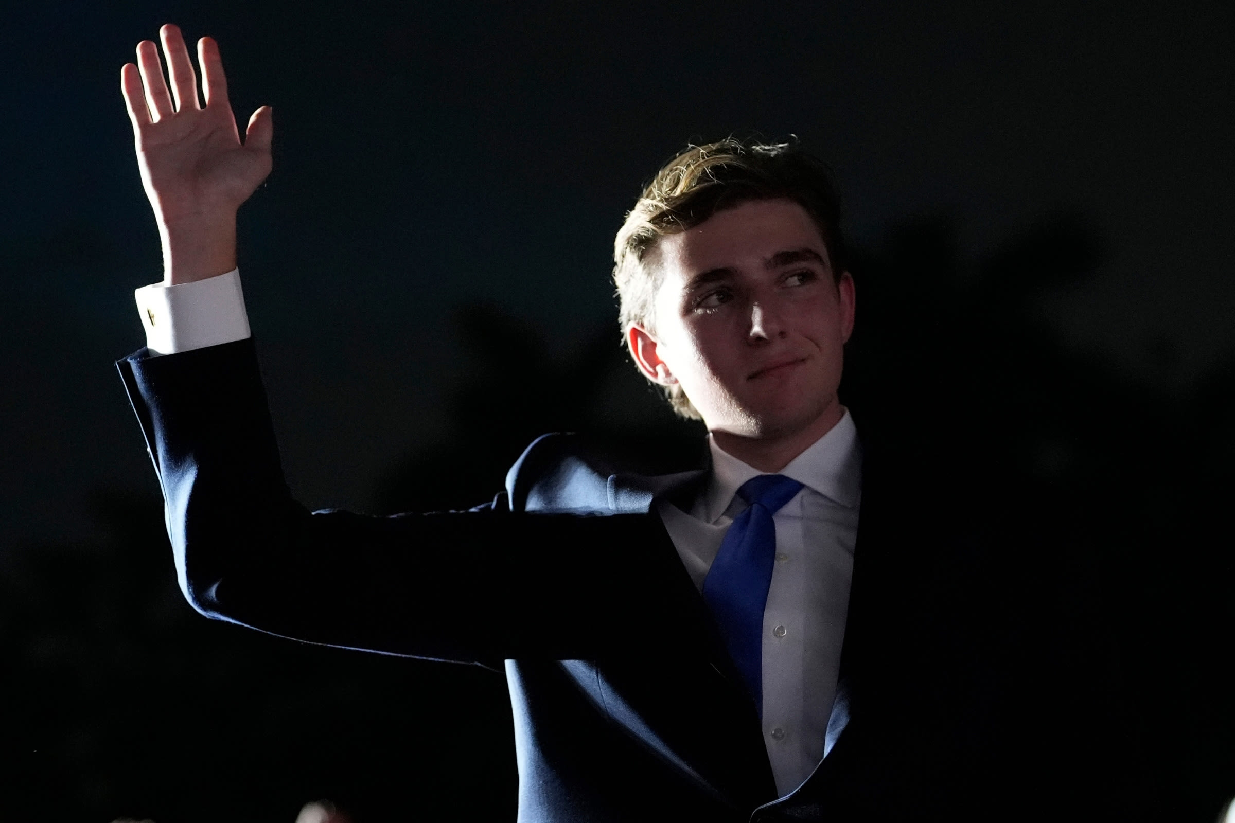 Barron Trump gets standing ovation at father's Florida rally