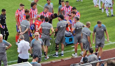 Así fue el primer partido de Simeone dirigiendo con muletas, un león enjaulado