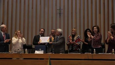 Presidente do Correio recebe título de cidadão honorário de Brasília