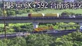 快訊/一度全線封閉！ 國8西向台南系統交流道「巨型鐵片掉落阻路」