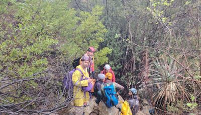 Rescatan a senderistas que estaban atrapados en Sierra de San Miguelito | San Luis Potosí