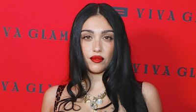 Lourdes Leon provoc’ en mini robe moulante, elle exhibe ses tatouages avec un décolleté plongeant