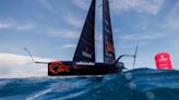 Alinghi Red Bull Racing parte el palo mientras entrenaba en aguas de Barcelona