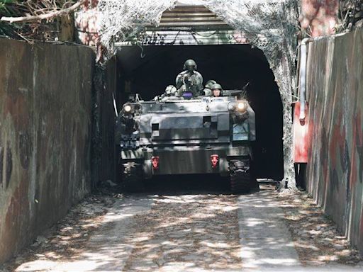 馬防部甲車從坑道傾巢而出 「搶點」關鍵基礎設施守護國之北疆 - 自由軍武頻道