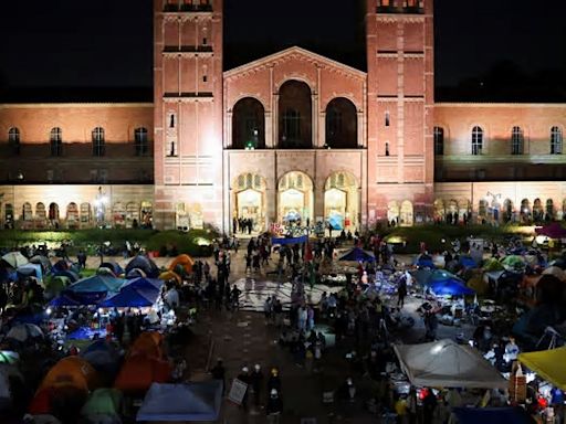 Cientos de policías entran la Universidad de California tras una jornada de enfrentamientos