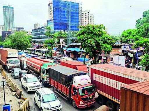 Six-hour Traffic Snarl on G'bander Road Due to Trailer Snag | Thane News - Times of India