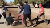 Brutal video: un joven fue linchado a rebencazos, piñas y patadas por haber robado una garrafa y un parlante