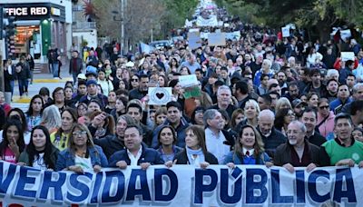 Cómo fueron las masivas marchas de Neuquén y Río Negro en defensa de la universidad pública