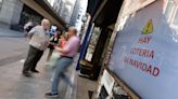 La playa de siempre o la plaza del pueblo protagonizan la campaña de verano de la Lotería de Navidad 2024