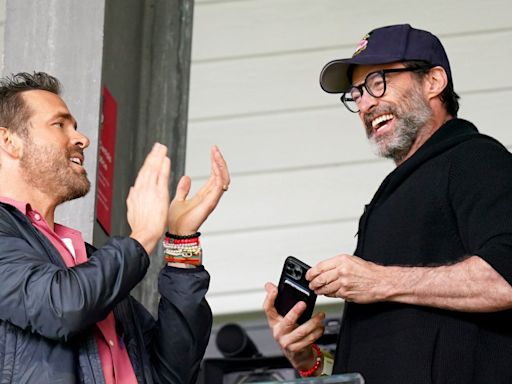 Ryan Reynolds asegura que Hugh Jackman es "muy celoso" con su nuevo bromance: "Solo soy su pequeña marioneta"