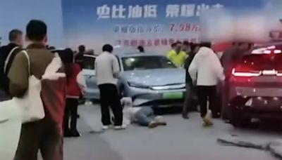 Un auto eléctrico arrancó solo y atropelló a cinco personas en una exposición china