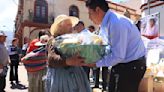 La campaña “Sacaba Solidaria de Corazón” llega con alimentos a los abuelos