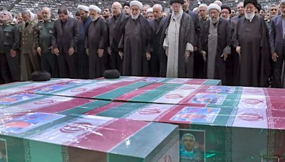 El líder supremo iraní presidió el funeral de Ebrahim Raisi y los otros funcionarios que murieron en el accidente de helicóptero