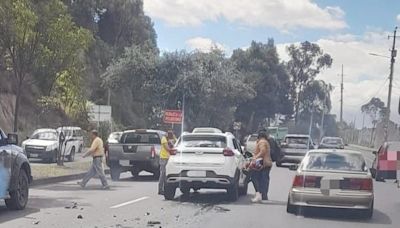 Conductor se dio a la fuga tras siniestro en la avenida Simón Bolívar, en Quito